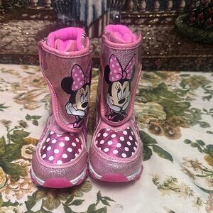 Minnie Mouse snow boots